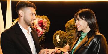 Nahuel Bustos le colca el anillo a su novia, Aldana Suárez. (Foto: @bustosnahuel10/Ana Prat)