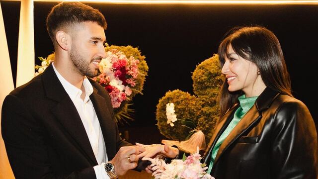 Nahuel Bustos le colca el anillo a su novia, Aldana Suárez. (Foto: @bustosnahuel10/Ana Prat)