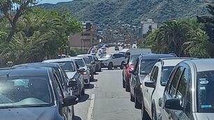 El tránsito en Villa Carlos Paz, colapsado. (La Voz)