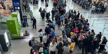 Nuevo paro de pilotos y personal aeronáutico: miles de pasajeros varados en Aeroparque y vuelos cancelados.