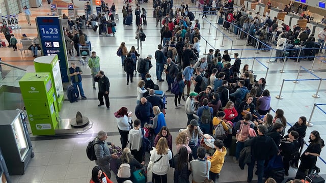 Nuevo paro de pilotos y personal aeronáutico: miles de pasajeros varados en Aeroparque y vuelos cancelados.