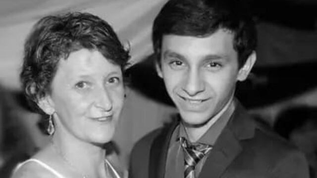 Abel Velázquez, el entrerriano que terminó de cursar y llevó la libreta a la tumba de su madre, quien se encuentra en la foto con él.