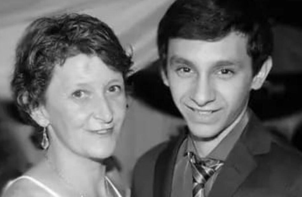 Conocé a Abel, el estudiante entrerriano que emocionó a todos al recibirse y llevar su libreta a la tumba de su madre