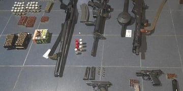 Lo denunciaron por amenazas, lo allanaron y descubrieron un arsenal.