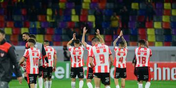 Instituto contó con el acompañamiento de su público en el empate 1-1 con Güemes en Santiago del Estero. (José Gabriel Hernández / La Voz)