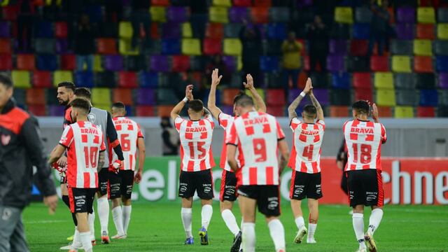 Instituto contó con el acompañamiento de su público en el empate 1-1 con Güemes en Santiago del Estero. (José Gabriel Hernández / La Voz)
