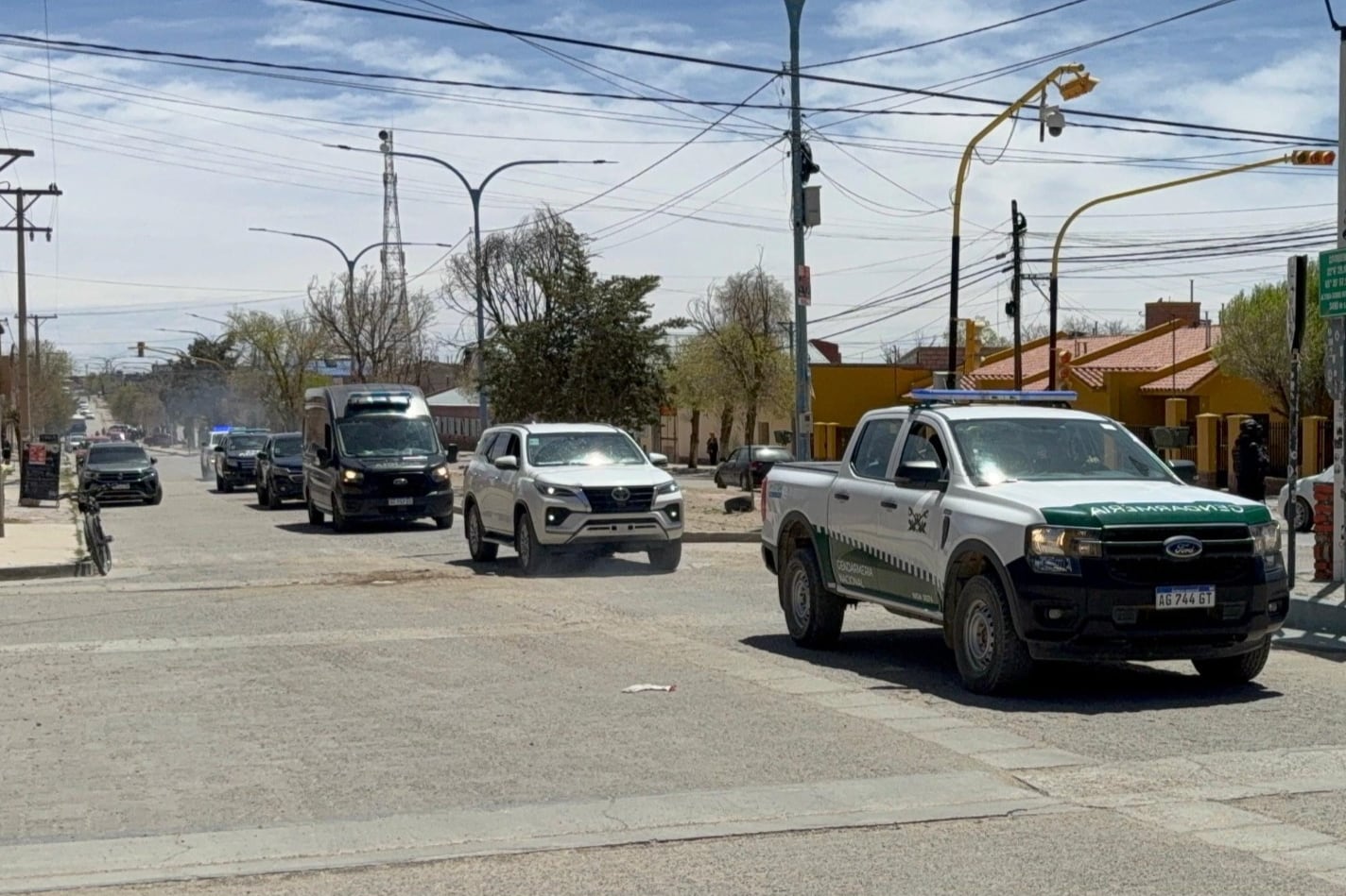 El convoy de las fuerzas de seguridad partiendo este sábado desde La Quiaca en el traslado del detenido Víctor Sotacuro Lázaro hacia la cárcel del barrio Gorriti, en San Salvador de Jujuy.