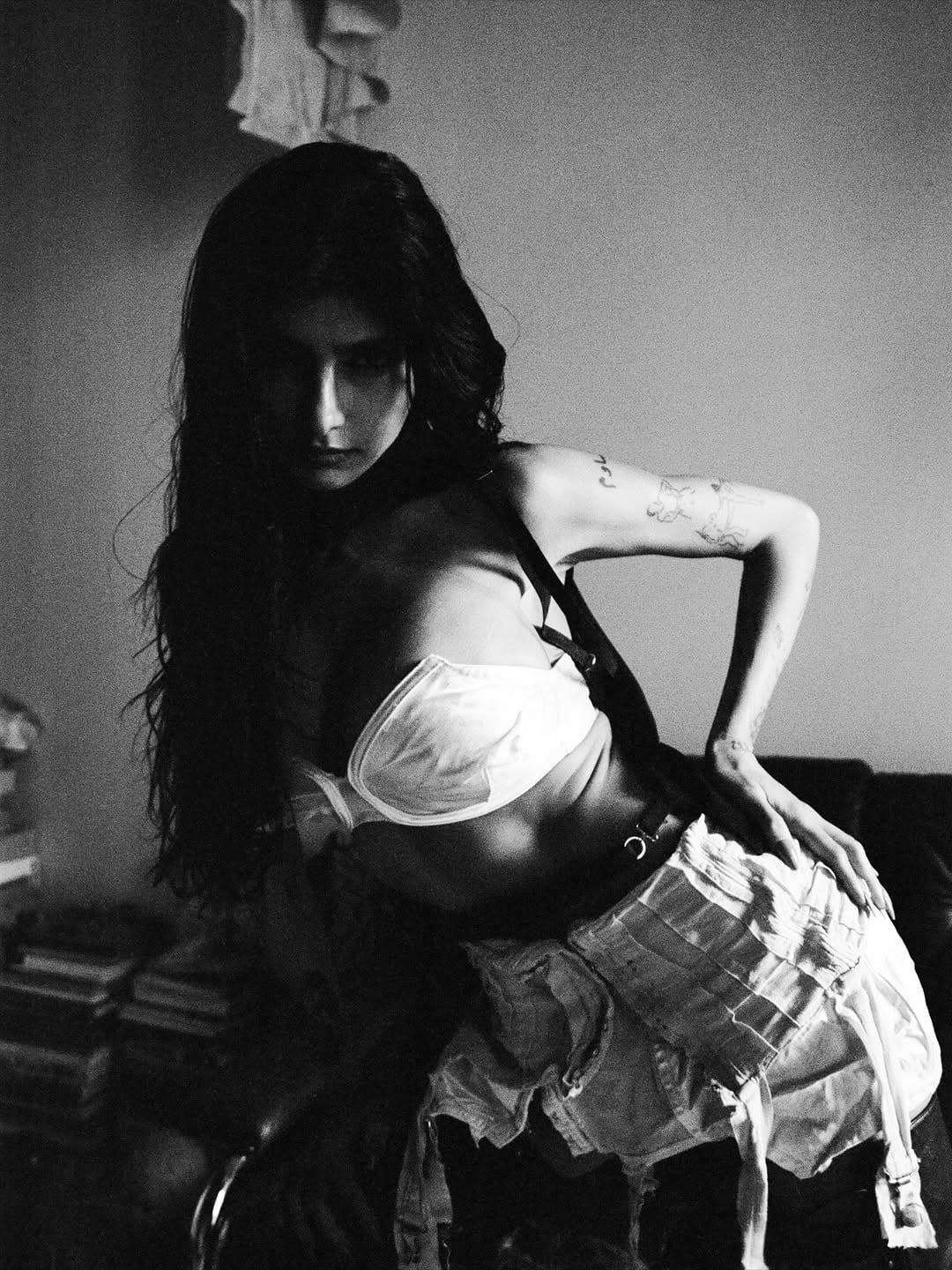 Retazos de tela y mucha piel al descubierto, Mia Khalifa apostó al límite y casi muestra de más