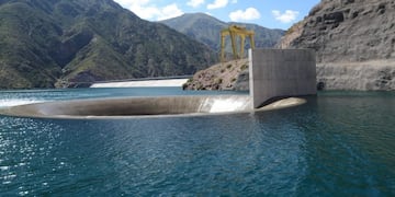 Se realizará la apertura de compuertas en el Descargador de Fondo del Dique Potrerillos para bajar su nivel.