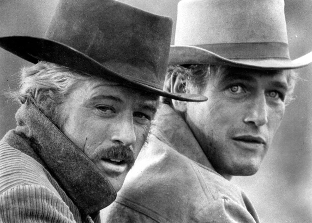 En esta foto de archivo de 1969, los actores Robert Redford (izquierda), como Sundance Kid, y Paul Newman como Butch Cassidy aparecen en esta escena de la película "Butch Cassidy and the Sundance Kid". (AP)