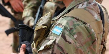Un militar mendocino pactó una venta de aceite por Facebook, lo balearon y le robaron el arma y su camioneta (imagen ilustrativa)