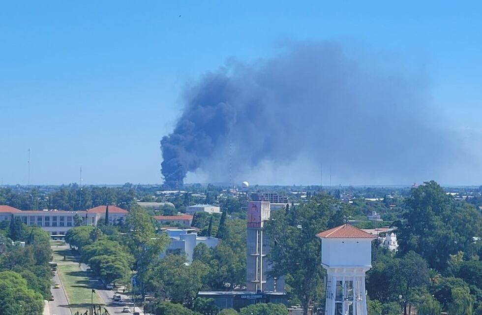 Córdoba: máxima tensión en barrio Comercial por un enorme incendio en un depósito