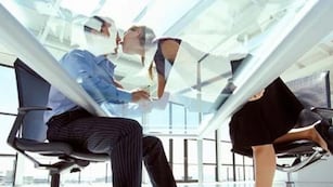 Chau Tinder: ahora los argentinos se enamoran más en la oficina, según este estudio