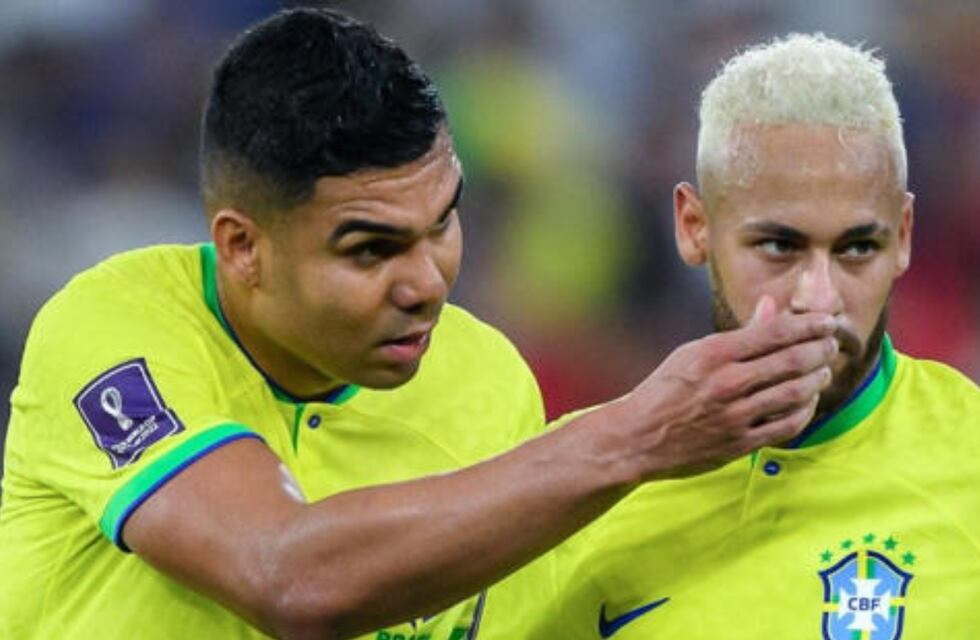Polémica imagen en medio de la goleada de Brasil: ¿qué le dio Casemiro a Neymar durante el partido?