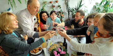 A la distancia. A diferencia del Día del Padre, mañana no estarán habilitadas las reuniones sociales en Córdoba. (Javier Ferreyra / Archivo)