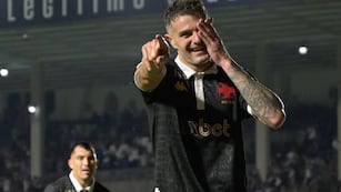 En Brasil, el goleador Pablo Vegetti no se olvidó de Belgrano (La Voz).