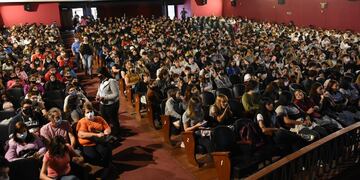 El cine Belgrano repleto de adolescentes para presenciar audiovisuales sobre la dictadura