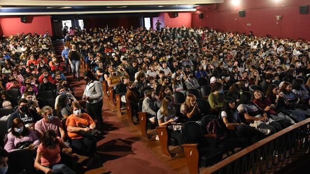 El cine Belgrano repleto de adolescentes para presenciar audiovisuales sobre la dictadura