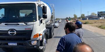 Falta de gasoil: protesta de camioneros en la ruta 8 y Avenida Colombres, en la circunvalación de Río Cuarto.