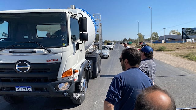 Falta de gasoil: protesta de camioneros en la ruta 8 y Avenida Colombres, en la circunvalación de Río Cuarto.