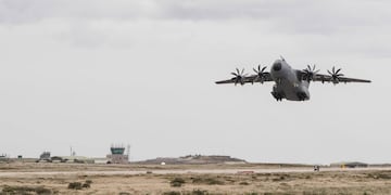 Despegue del A400M desde el Complejo Militar de Monte Agradable, hacia la zona donde se encuentra derivando el témpano.