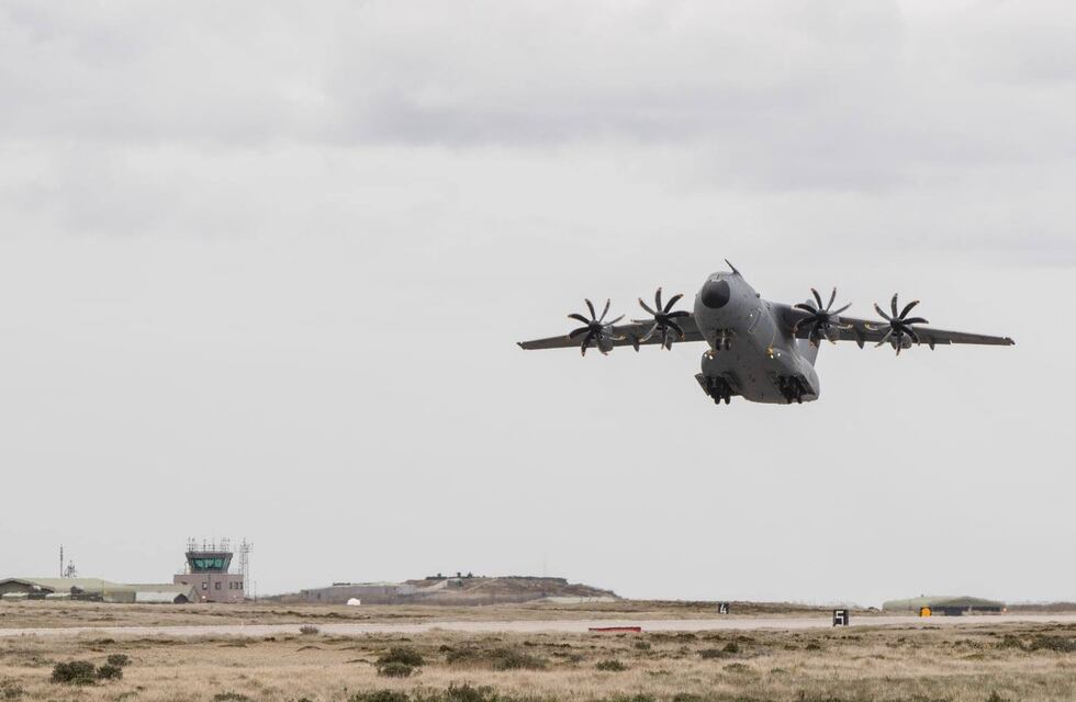 Los británicos desplegaron un avión A400M para vigilar el iceberg A68a