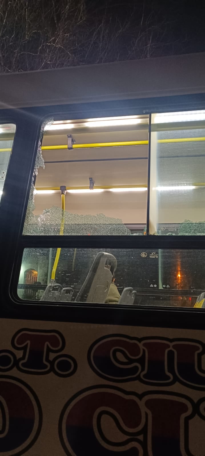 Los menores de 12 años destrozaron una unidad del transporte urbano de Río Cuarto.