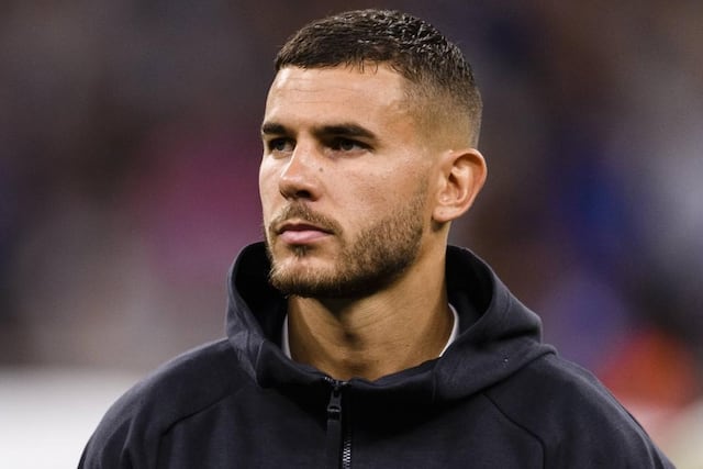 Jugador del PSG y Francia.