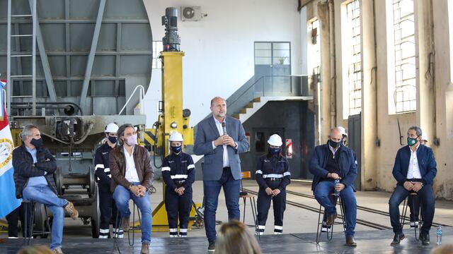 Perotti encabezó el acto de inauguración de los talleres ferroviarios de San Cristóbal