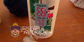 Un hombre intentó pasar marihuana en una botella de shampoo.