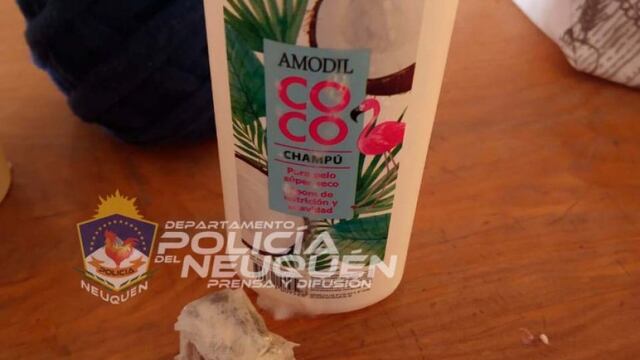 Un hombre intentó pasar marihuana en una botella de shampoo.