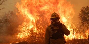 Este domingo viajan bomberos voluntarios para combatir un incendio que lleva una semana.