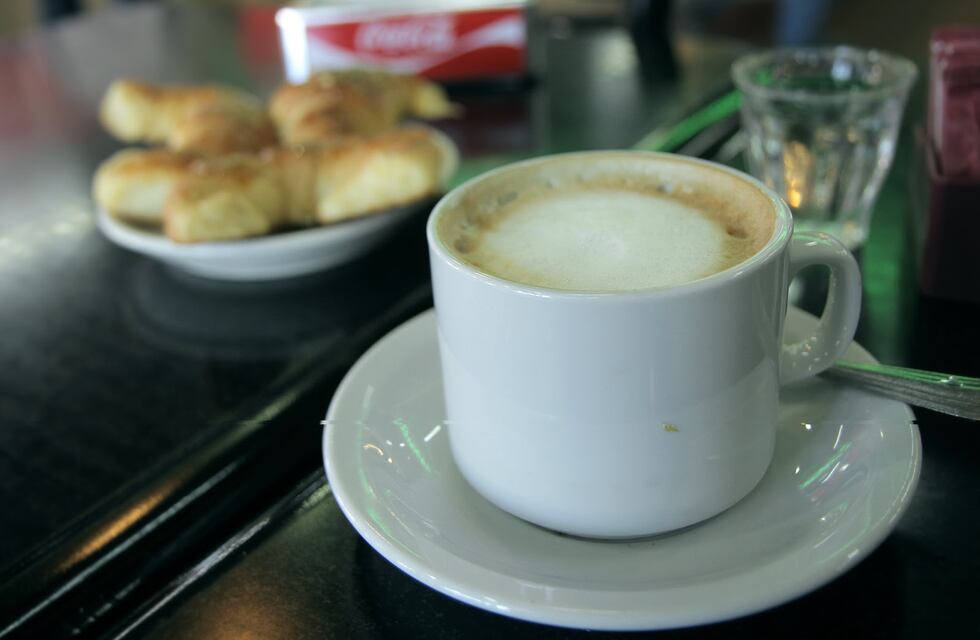 Termómetro café con dos medialunas en la Ciudad de Buenos Aires: dónde es más barato y dónde más caro