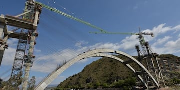 Dique San Roque. El nuevo puente, en ejecución, en el primer tramo de la autovía de Punilla. (Javier Ferreyra)