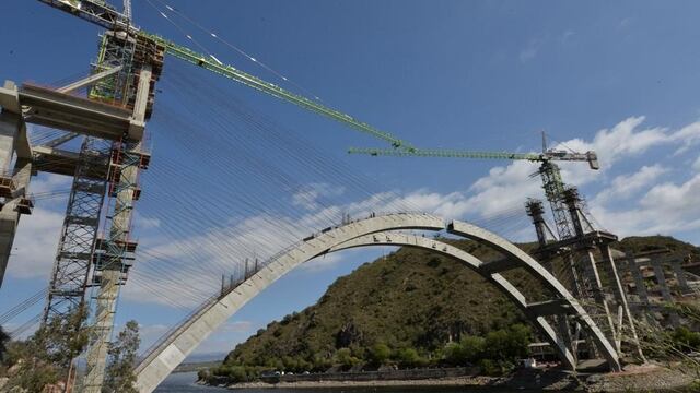 Dique San Roque. El nuevo puente, en ejecución, en el primer tramo de la autovía de Punilla. (Javier Ferreyra)