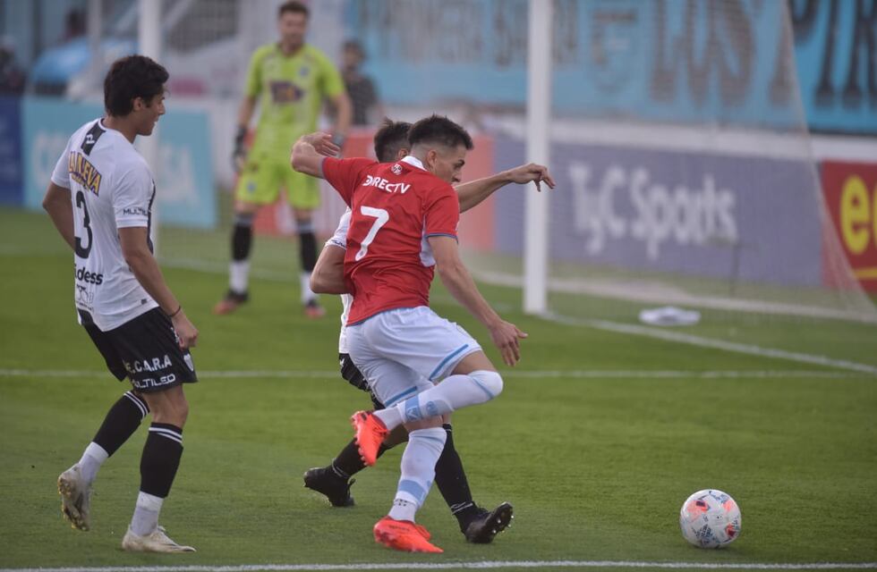 El Belgrano puntero le ganó a Estudiantes de Caseros, que terminó con nueve