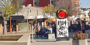 Logo de Villa Carlos Paz en la plazoleta del Reloj Cucú. (Foto: VíaCarlosPaz).