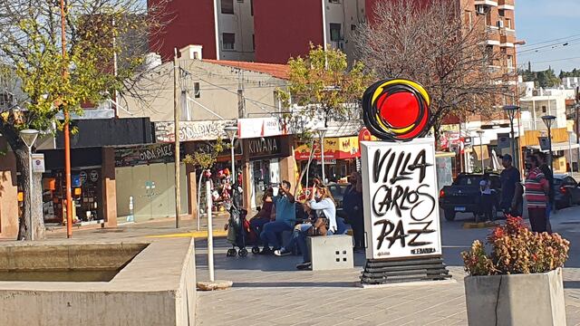 Logo de Villa Carlos Paz en la plazoleta del Reloj Cucú. (Foto: VíaCarlosPaz).