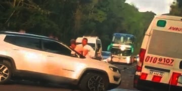 Accidente de tránsito causa interrupción en la Ruta N12 cerca de Puerto Iguazú.