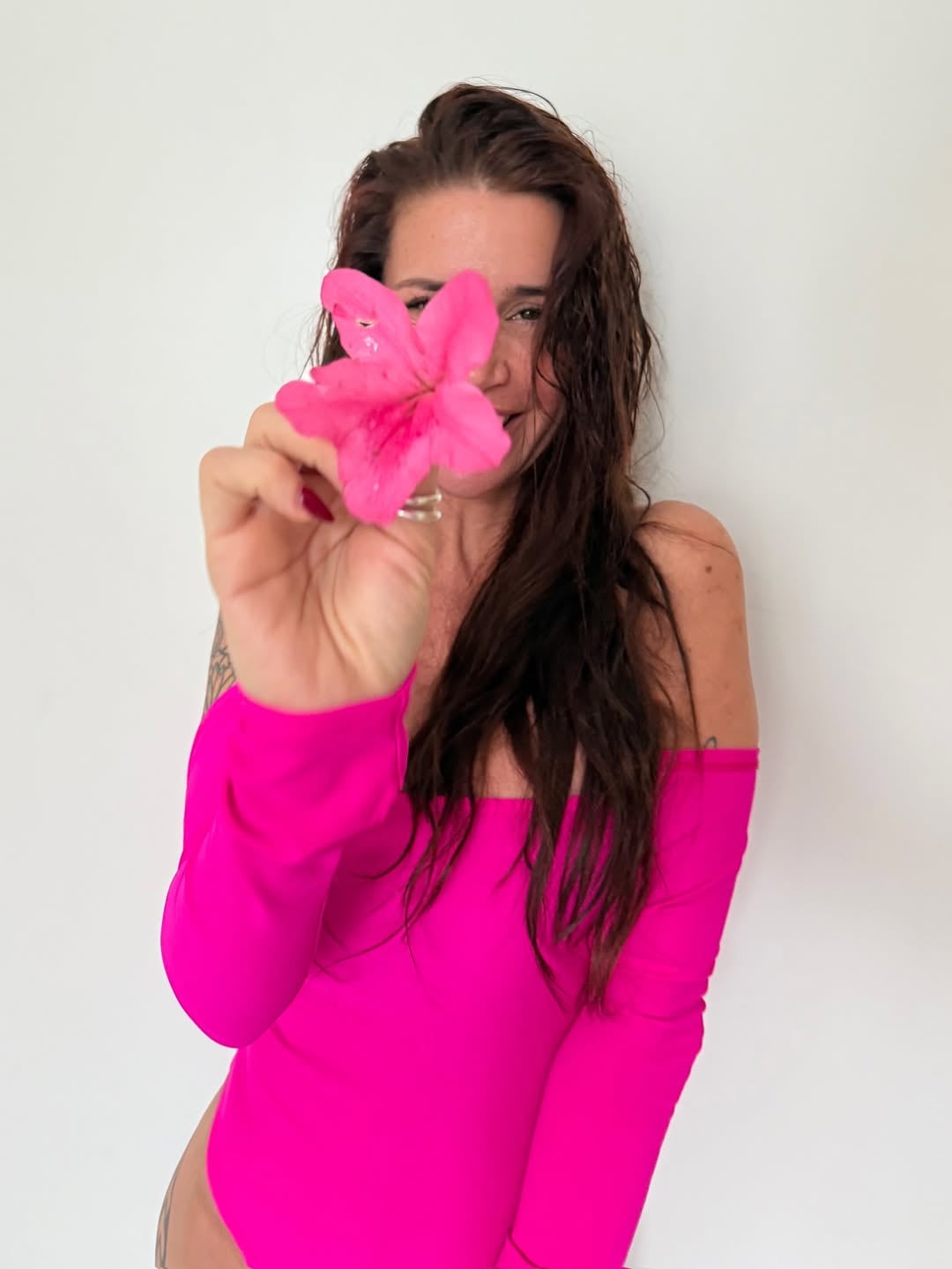 Flor Peña apostó por un body en color rosa Barbie mega ajustado y desató aplausos con el arriesgado outfit