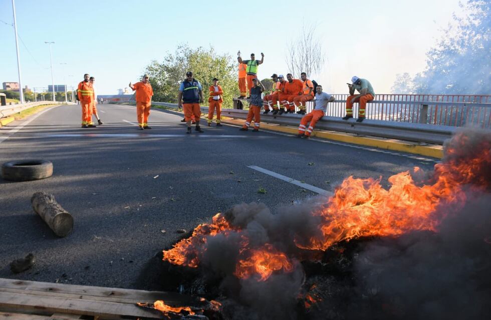 Sigue el corte de tránsito cerca del puerto de Rosario y convocan a una reunión