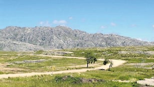 Hacia Los Gigantes. Recorrido más exigente que conviene hacer con pernocte en Tanti para enfrentar la trepada hasta el pie de los cerros.