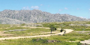 Hacia Los Gigantes. Recorrido más exigente que conviene hacer con pernocte en Tanti para enfrentar la trepada hasta el pie de los cerros.