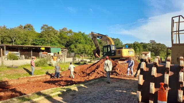 Inician el movimiento de suelo para el asfaltado en la avenida Libertad.