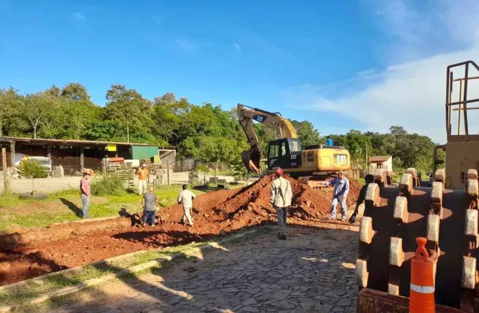 Inician el movimiento de suelo para el asfaltado en la avenida Libertad