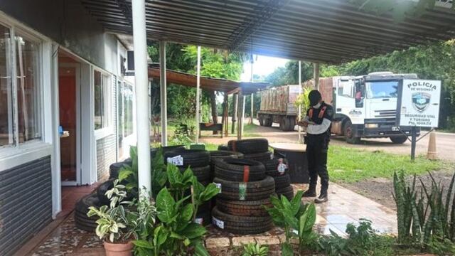 Secuestran neumáticos de contrabando en Puerto Iguazú.
