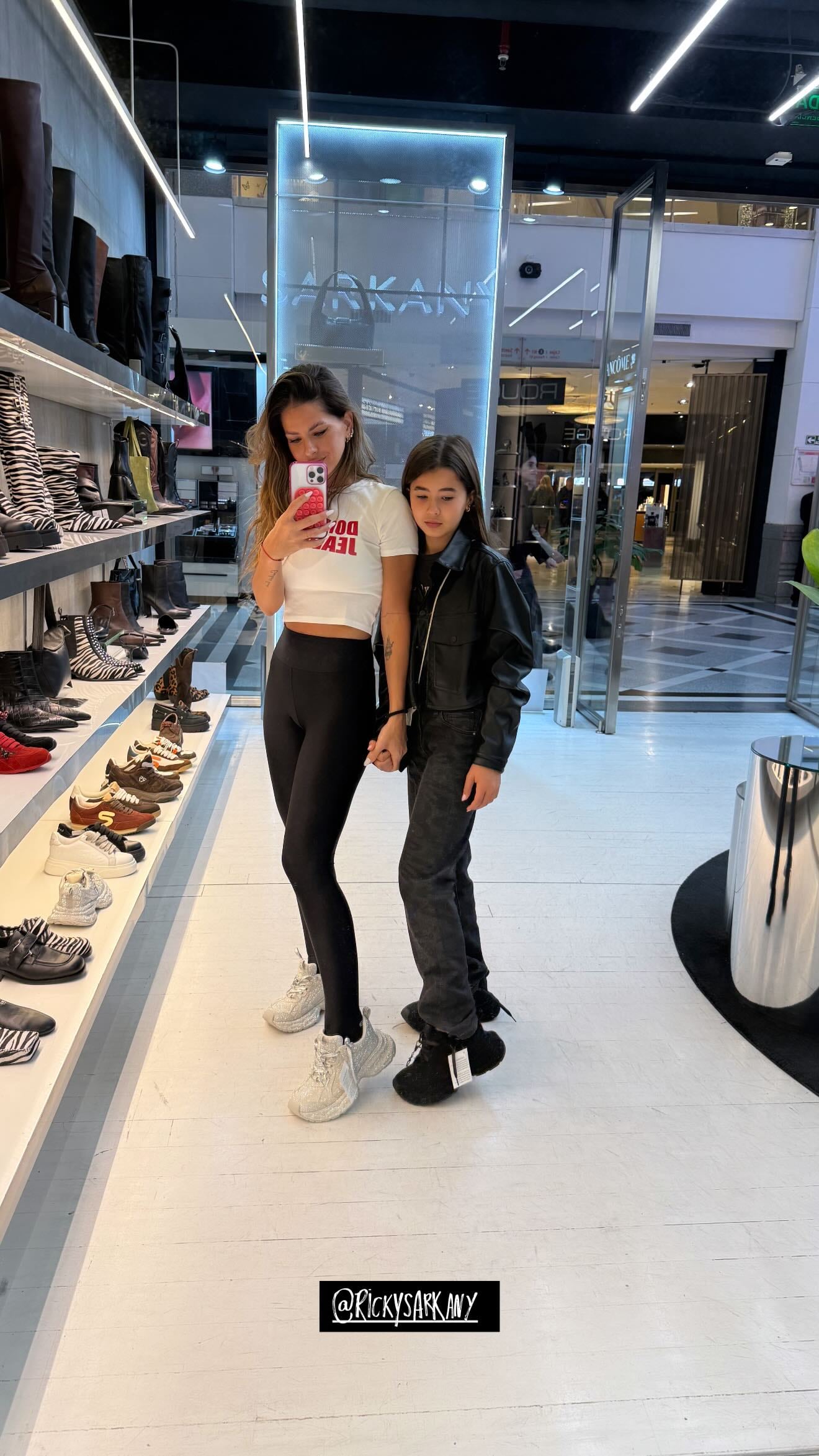 La salida de madre e hija de la China Suárez y Rufina