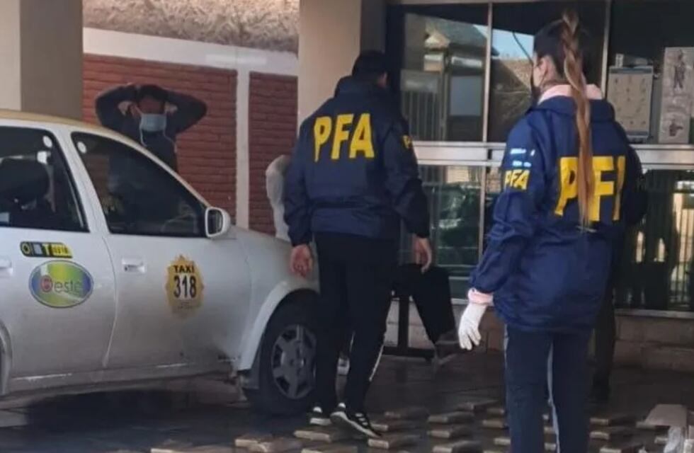 Trasladaba 67 panes de marihuana en un taxi y fue descubierto por la policía.