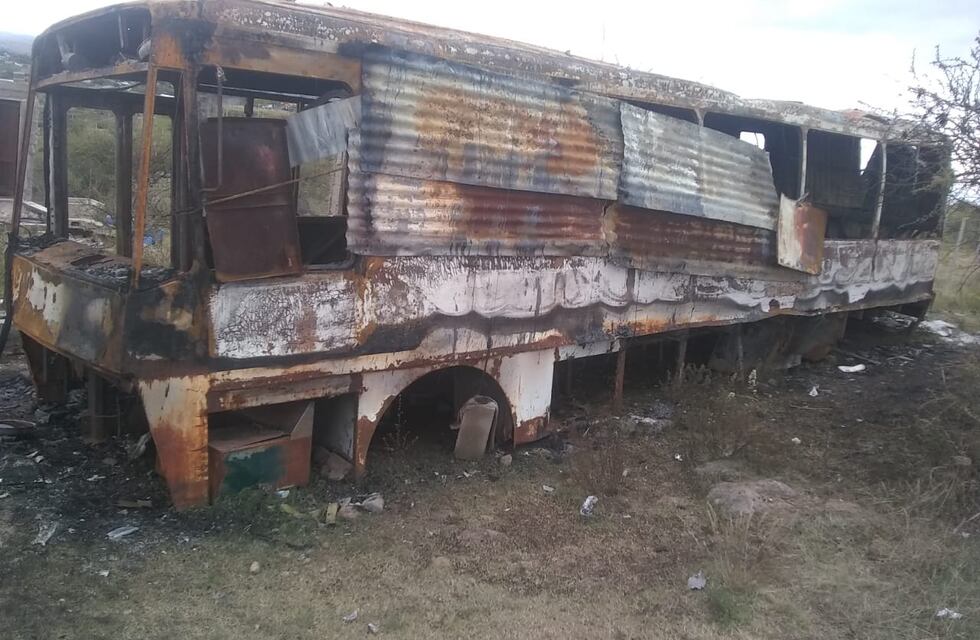 Tanti: se incendió el colectivo donde vivía una mujer junto a su hija y lo perdieron todo