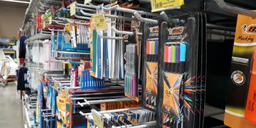 Los artículos de la canasta escolar dentro del programa Vuelta al Cole junto con +Precios Cuidados 2022 se pueden adquirir en supermercados y en pequeños comercios. Foto: La Voz.